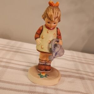 Goebel HUMMEL figurine LITTLE GARDENER